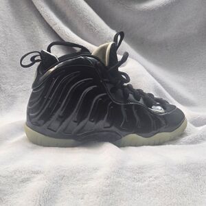 Nike Little Posite One Grade School boys' shoes in a black. 11C